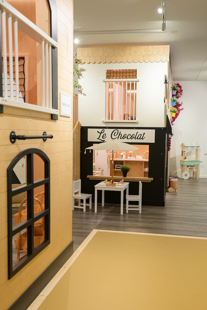 PimPam indoor playground, Le Chocolat facade and table
