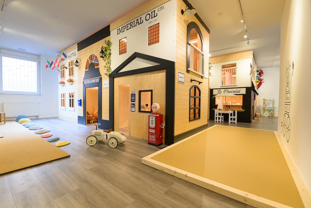 PimPam indoor playground, hotel, police station, workshop, gas station, gas pump